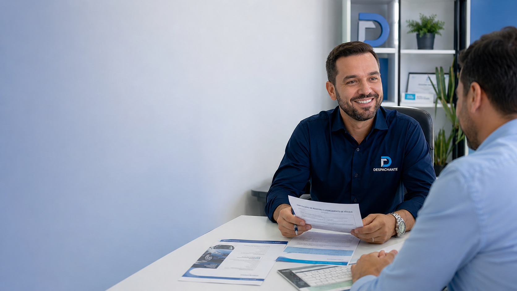 Despachante atendendo cliente em escritório